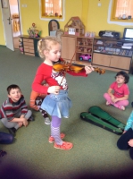 Hru na housle jsme si vyzkoušeli i ve třídě.
